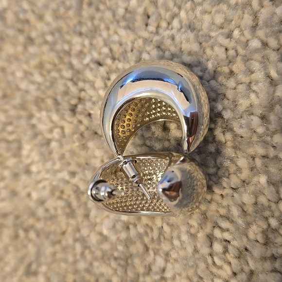 Elegant Silver Moon Hoop Earrings - Picture 3 of 3